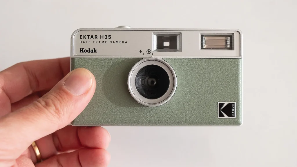 1-Productos-mas-virales-de-TikTok-para-regalar-esta-Navidad-Una-Wishlist-KODAK-Camara-de-Pelicula-fotografia-fotos-retro.webp