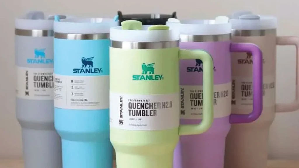 1-Productos-mas-virales-de-TikTok-para-regalar-esta-Navidad-Una-Wishlist-comprar-Stanley-Quencher-H2.0-FlowState-termo-viral.webp