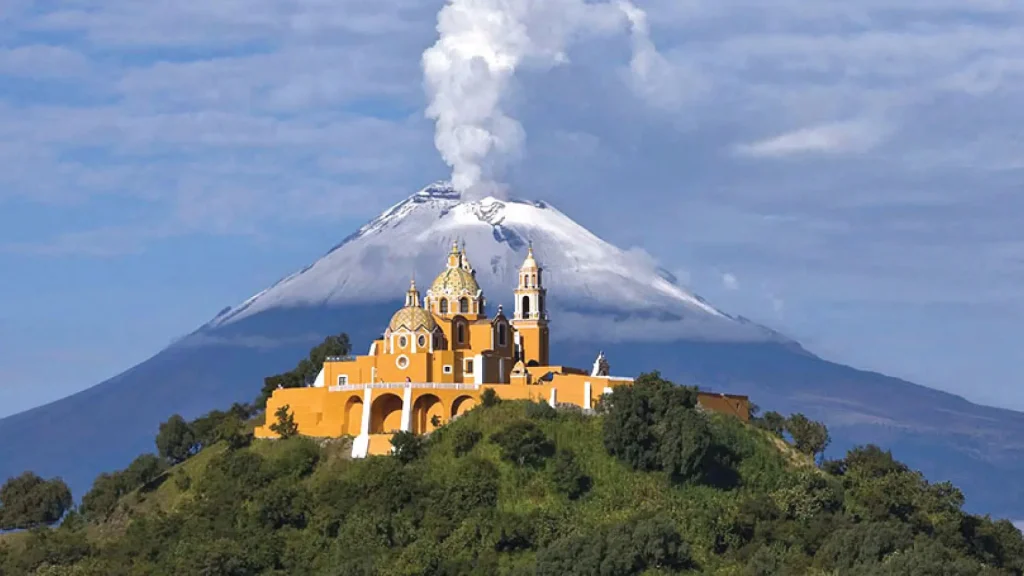 1-Pueblos-Magicos-Cerca-de-la-CDMX-para-diciembre-navidad-Invierno-hospedaje-cabanas-lugares-destinos-donde-ir-artesanias-mexico-seccion-amarilla-templo-san-francisco-acatepec-cholula-puebla.webp