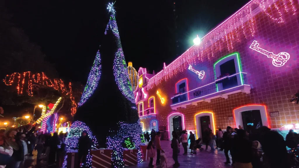 1-Pueblos-Magicos-Cerca-de-la-CDMX-para-diciembre-navidad-Invierno-hospedaje-cabanas-lugares-destinos-donde-ir-artesanias-mexico-seccion-amarilla-villa-iluminada-atlixco.webp