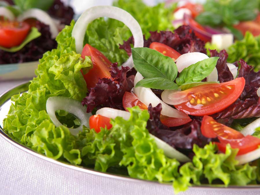 Ingredientes que debes evitar en las ensaladas
