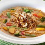 Fideo con verduras en mole almendrado