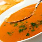 Sopa de tomate y ajo rostizados