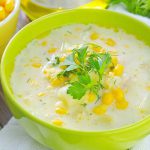 Sopa de maíz con salsa de pimiento rojo