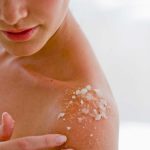 Cómo exfoliar la piel correctamente y no morir en el intento