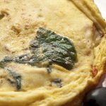 Omelette de espinacas frescas y tomates dulces con queso feta
