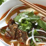 Noodles con res y espinacas