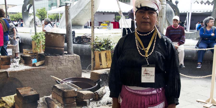 Dora García y su pozole de trigo | Foto: Mariana Castillo