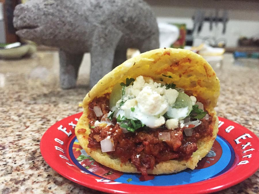 Gordita de chicharrón, platillo de Daniel García