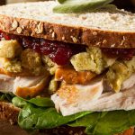 Sándwich de pavo con mermelada de frambuesa y mostaza antigua