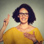 Ayudar a los demás impulsa un bienestar emocional