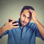 ¿Por qué a los hombres se les cae tanto el cabello?