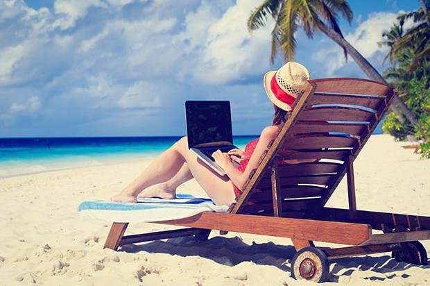 Más del 30% de los mexicanos trabajan mientras vacacionan