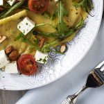 Ensalada de ravioles con ejotes, queso sierra y tomates rostizados