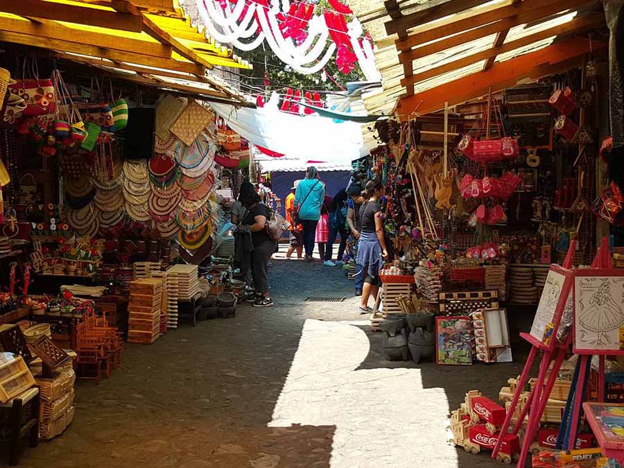Mercado artesanal en el centro de Quiroga, Michoacán.