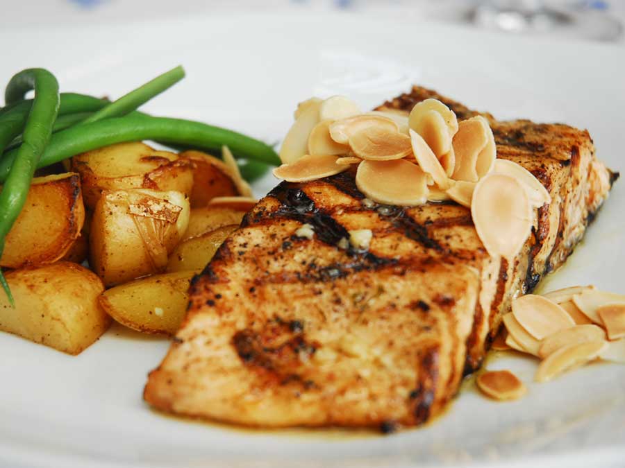 Posta de salmón a la parrilla con mantequilla de eneldo