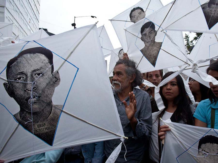 Los 43 y los papalotes de Toledo Fuente: proceso.com.mx