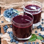 Smoothie de mora azul con piña y cerveza