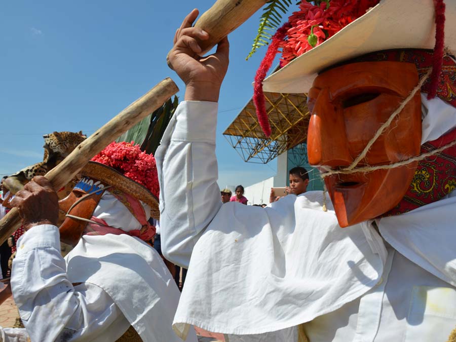 La danza del pochó se realiza cada 20 de enero, Día de San Sebastián, en Tenosique y tiene una duración de tres días, durante tres domingos consecutivos de Carnaval. El número de participantes en el jolgorio varía y puede ser de 30 a 50 danzantes. Se cree que tiene origen prehispánico. Las tribus que poblaban esta región pertenecían al grupo maya, pero eran de una familia especial, con sus propias costumbres y una lengua distinta a las demás. Foto: Mariana Castillo