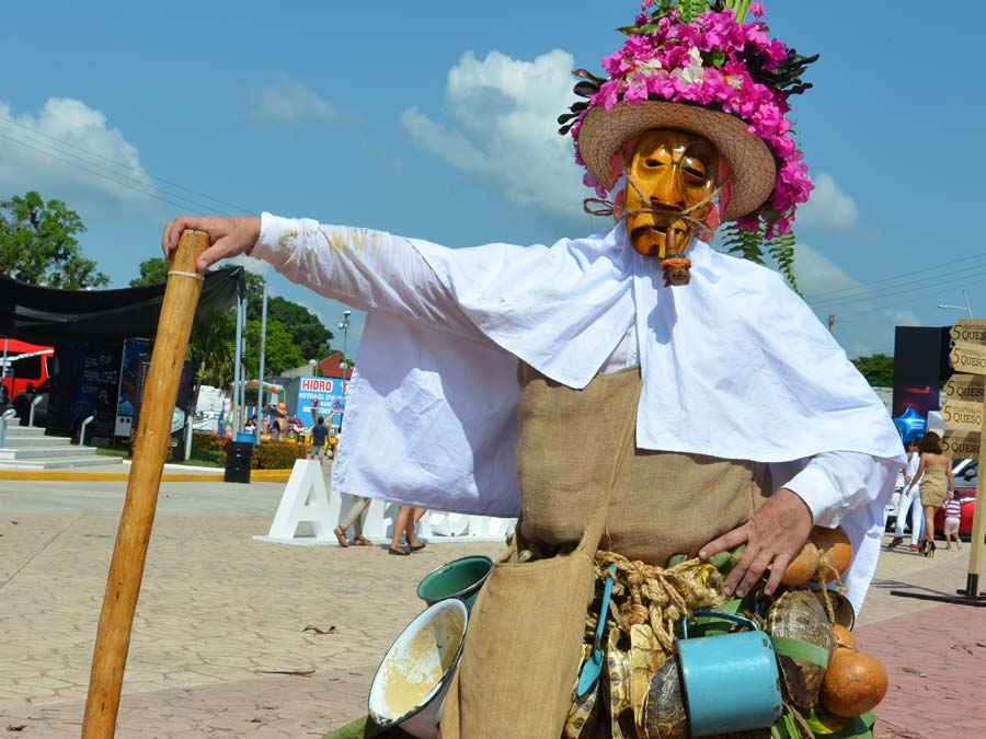 Los cojóes son hombres disfrazados con una máscara de madera y un traje a manera de faldón conformado por hojas de plátano, ollas, jícaras y hasta caparazones de tortuga. Algunos llevan muñecos, jaulas y más en las manos, además de una caña de jimba, un bambú tabasqueño, que se rellena de piedras para formar un instrumento. Son el alma de la fiesta, pues dicen ironías, animan al público a unirse al convite y son ingeniosos. Representan la picardía y la sorna. Foto: Mariana Castillo