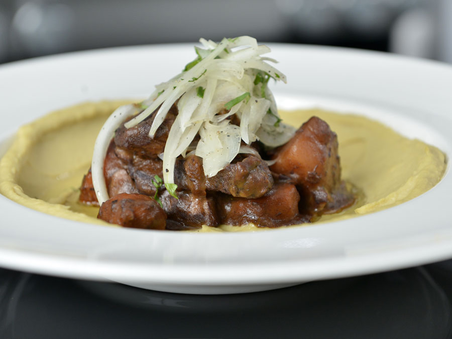 Goulash húngaro al vino tinto con hummus