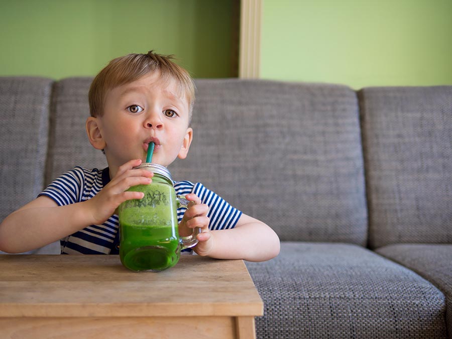 Hasta los niños pueden tomar jugos verdes como parte de su dieta: darles buenos hábitos desde la infancia es importante