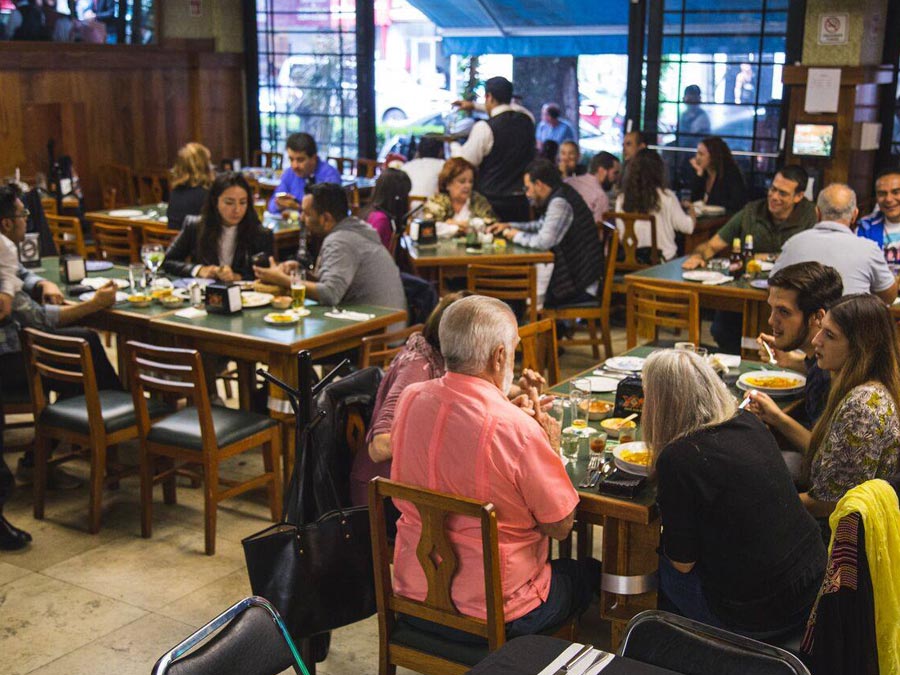Cantina La Riviera del Sur es otro imperdible del recorrido cantinero en CDMX Foto: Mariana Castillo