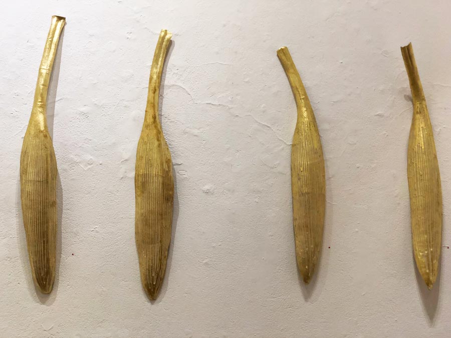 Corozo dorado El corozo es una planta de forma ovalada que se usa para los ornamentos de Semana Santa. En en Doo Yachi se transformaron al cubrirse de cerámica de alta temperatura y vestirse de hoja de oro brillante.
