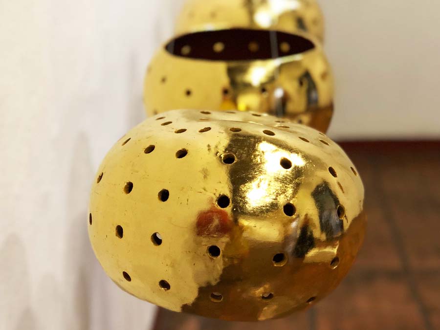Jicalpextles, esencial en la cultura del Istmo Esta variedad de jícara adornada, también conocida como “jícara laqueada”, es usual en las regadas de frutas y dulces en las velas, el nombre que se le da a las fiestas istmeñas. Para la muestra artística se cubrieron con una hoja de oro dándoles otra función estética y ornamental.
