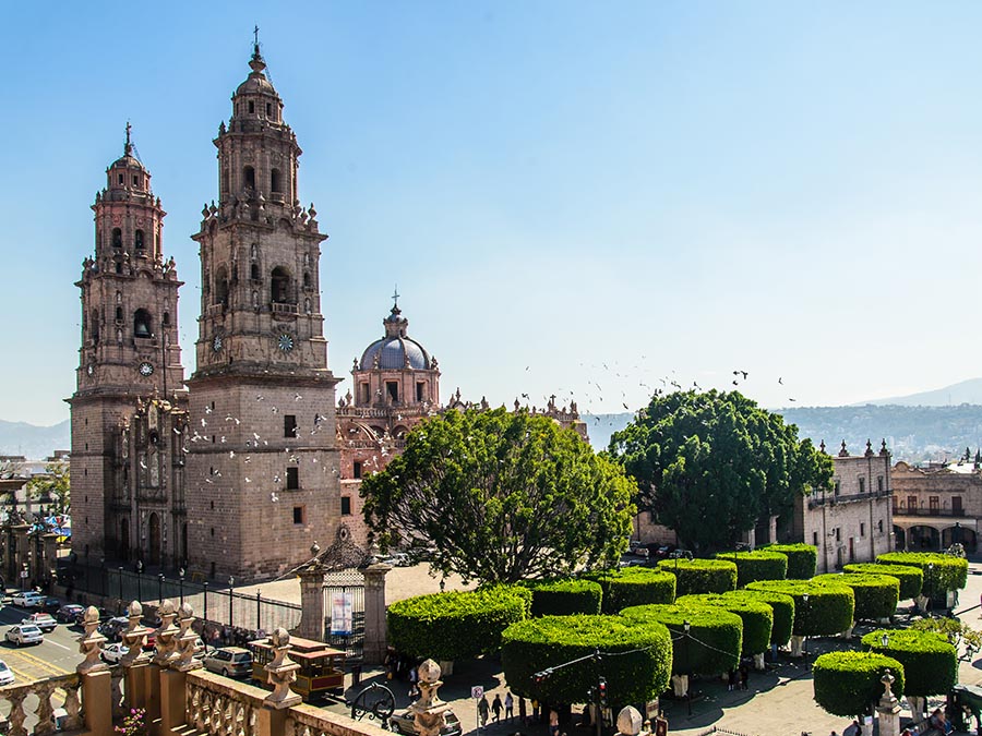 La Catedral de Morelia es uno de los lugares a visitar en tu fin de semana en Uruapan y Morelia