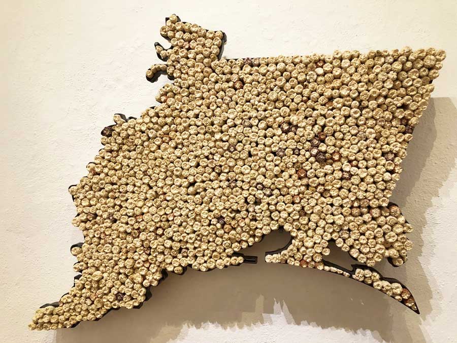Olotera: cartografía de la cultura del Istmo Una de las piezas es un mapa del Istmo de Tehuantepec construido a manera de olotera: un desgranador de maíz que es utensilio básico en su lugar de origen. Tamales, tortillas, totopos, gueta bi'ngui' —una gordita de maíz martajado, camarón seco, chile y manteca—, entre otros alimentos que se consumen en la región.