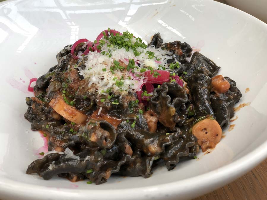 Campanelle, que es una pasta negra, con estofado de pulpo, jitomate, alcaparra y tuétano Foto: Mariana Castillo