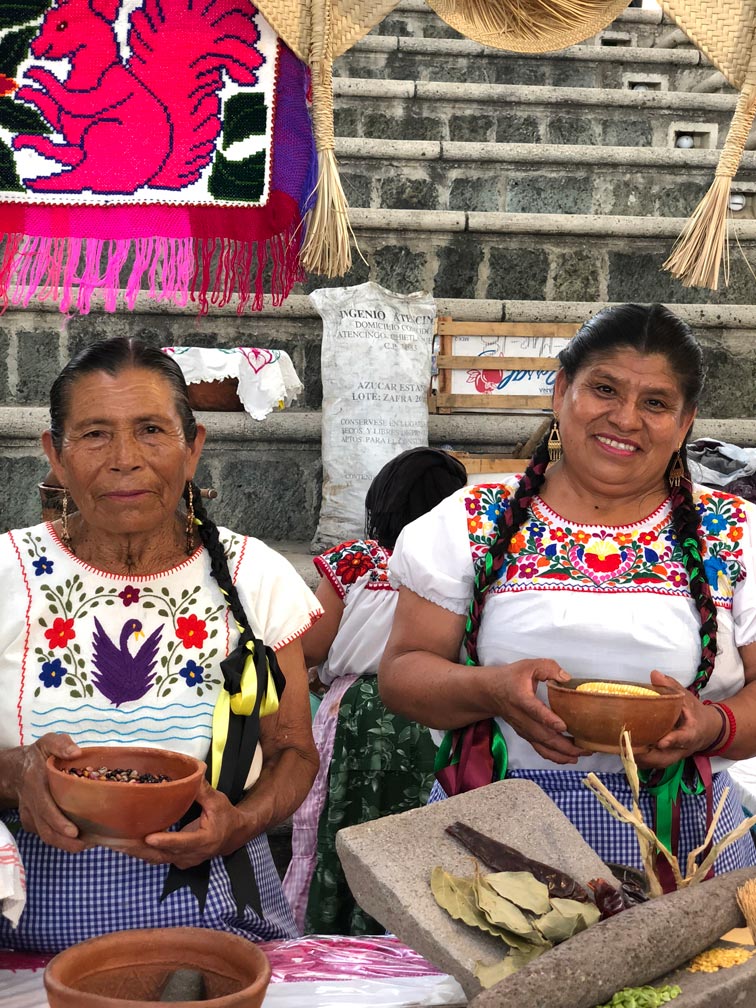 María de Jesús Torres y Juana Flores son dos cocineras de Cosoltepec, en la Mixteca Foto: Mariana Castillo