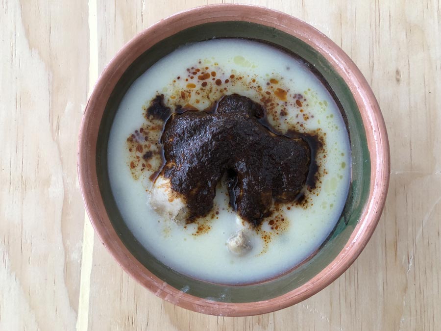 Atole de guajolote con mole, otro ejemplo de la milpa a la mesa Foto: Mariana Castillo