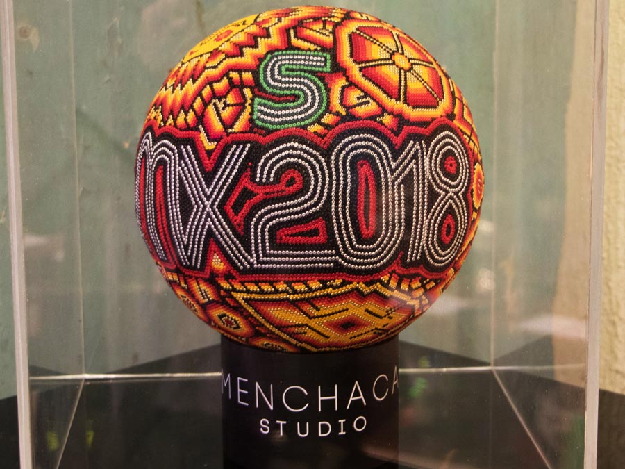 Objetos para coleccionistas y curiosos en Cantina Tradicional para ver el Mundial Rusia 2018: un pop up en la Juárez Foto: Cortesía