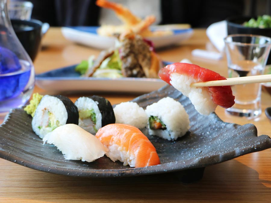Diferentes sushis frescos en el buffet de comida japonesa en CDMX Foto: Cortesía