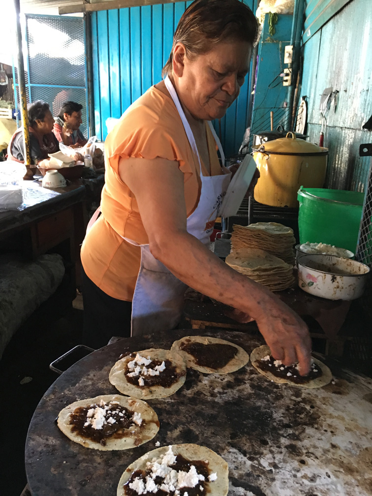 Memelas de la Central de Abastos, otro de los lugares dónde comer en Oaxaca Foto: Mariana Castillo