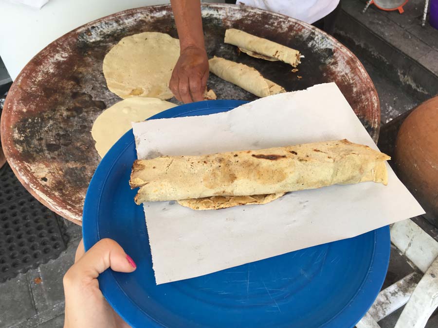 Taco de chorizo con quesillo: dónde comer en Oaxaca Foto: Mariana Castillo