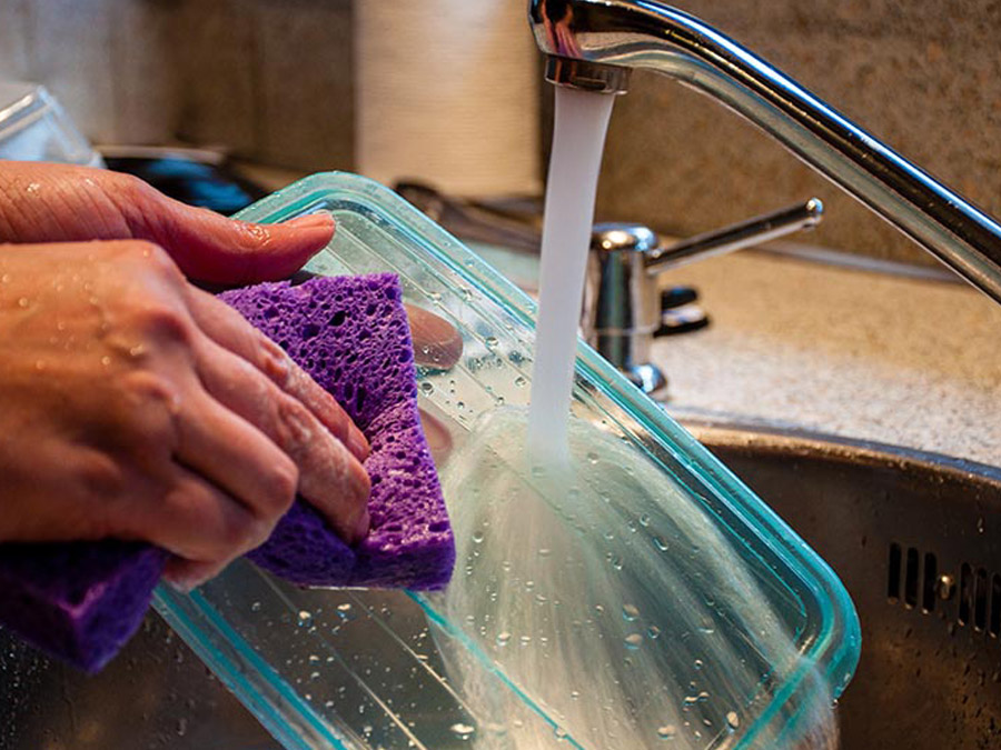 Consejos para cuidar tus tuppers: ¡lávalos bien!