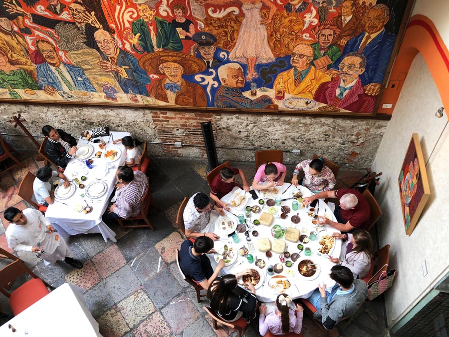 Mitos y verdades de los chiles en nogada: El Mural de los Poblanos es de los favoritos para comer este platillo Foto: Mariana Castillo