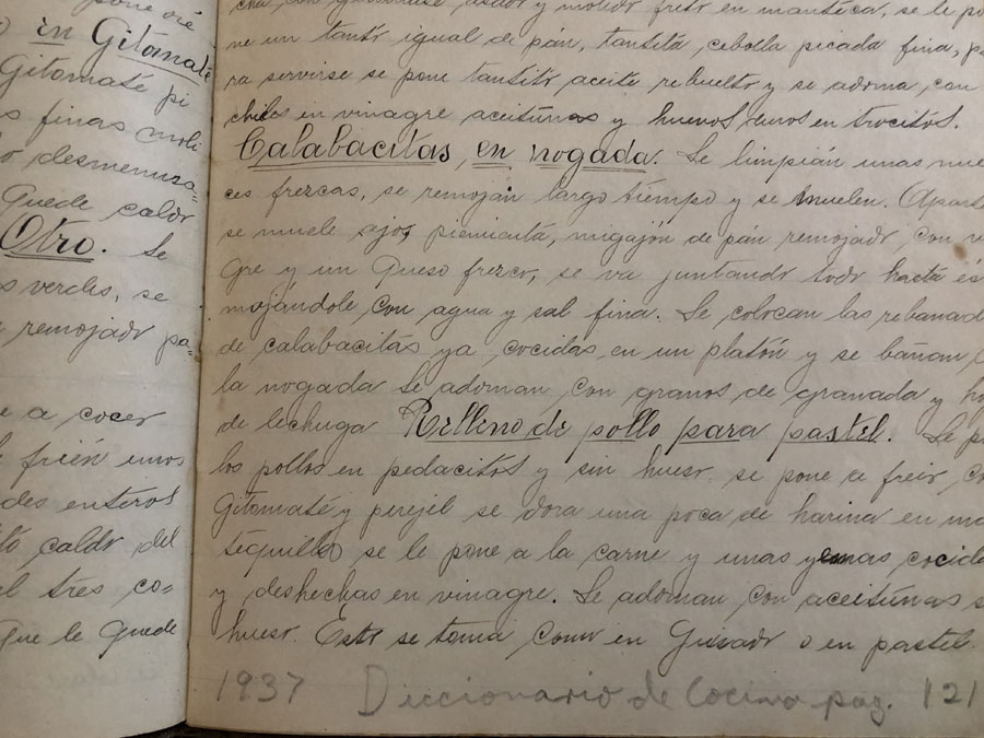 Mitos y verdades de los chiles en nogada: Calabacitas en nogada en uno de los libros antiguos Foto: Mariana Castillo