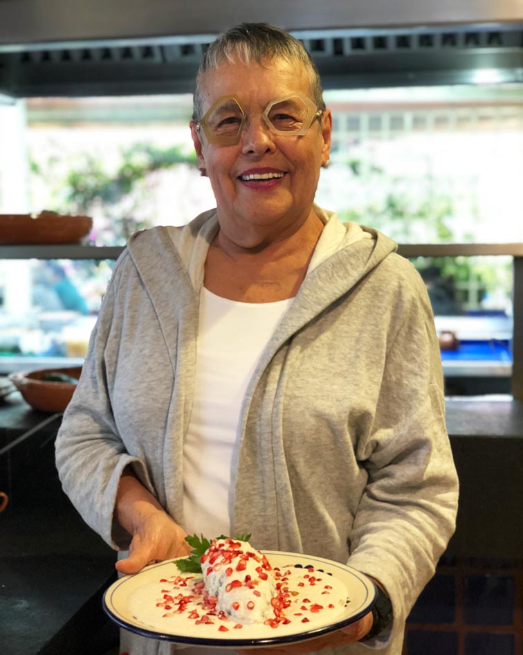 Comer el chile en nogada de El Bajío con Titita Foto: Mariana Castillo Comer el chile en nogada de El Bajío con Titita Foto: Mariana Castillo