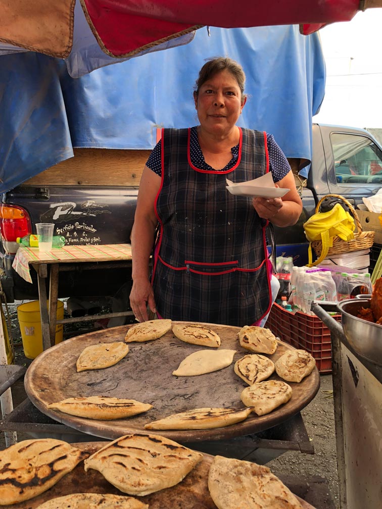 Dónde comer en la Central de Abasto de la CDMX: Tlacoyos Martha Foto: Mariana Castillo
