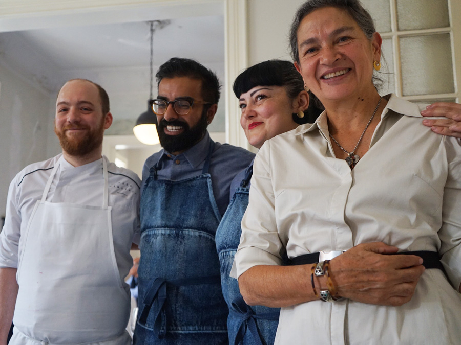 La samosa y otros platillos que unen a México, India y Francia: Corentin, Saqib, Norma y Mónica Foto: Mariana Castillo
