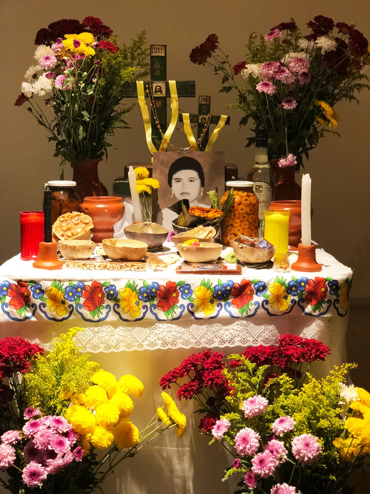 Altar yucateco en el que se coloca el pib o mucbipollo Foto: Mariana Castillo