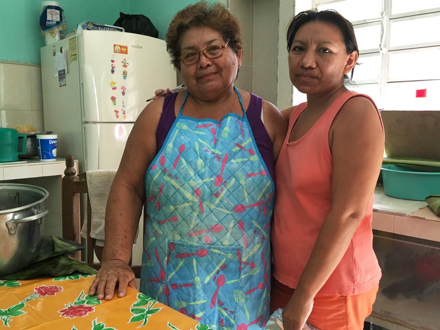 Laura Villalobos y su hija en la cocina de su casa en Izamal donde elaboran pib o mucbipollo Foto: Mariana Castillo