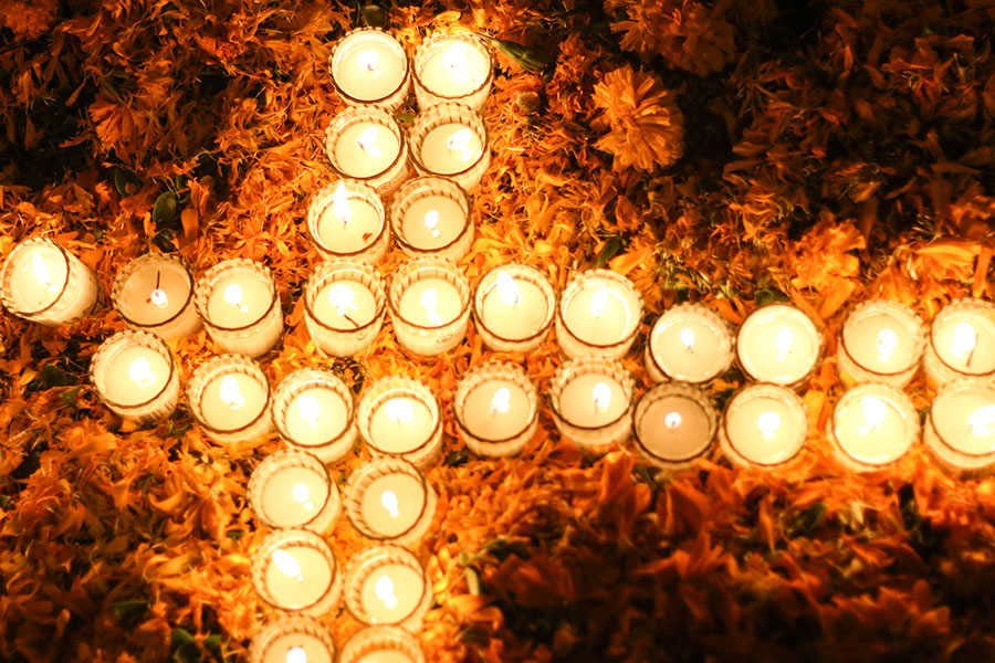 Fotografiar fiestas tradicionales: veladoras en panteón Foto: Tony Petate Fotografiar fiestas tradicionales: veladoras en panteón Foto: Tony Petate