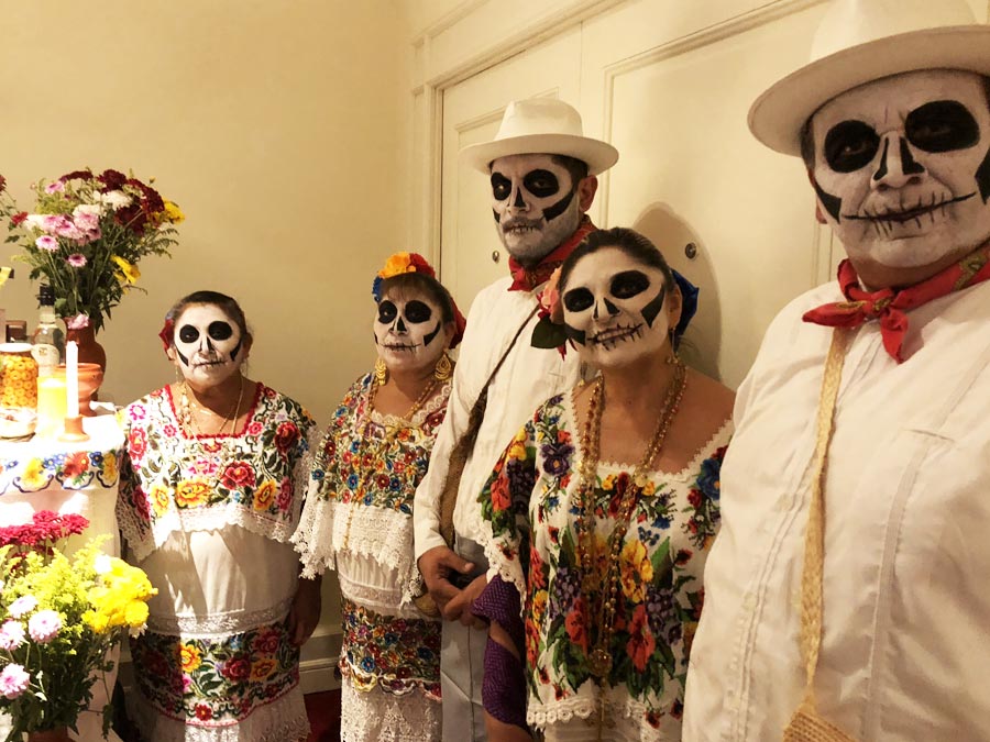 Miriam Azcorra, fundadora del restaurante Kinich en Izamal, y su equipo en la presentación del Festival de las Ánimas 2018 Foto: Mariana Castillo