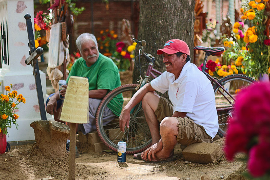 Fotografiar fiestas tradicionales: Convivencia en los panteones Foto: Tony Petate Fotografiar fiestas tradicionales: Convivencia en los panteones Foto: Tony Petate