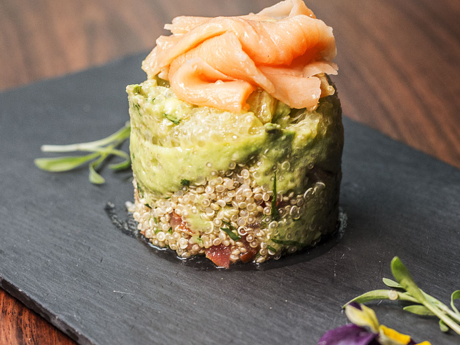 Pirámide de quinoa con puré de aguacate y salmón de Rouge Bohème: 12 restaurantes en CDMX que apoyan la lucha contra el cáncer de mama